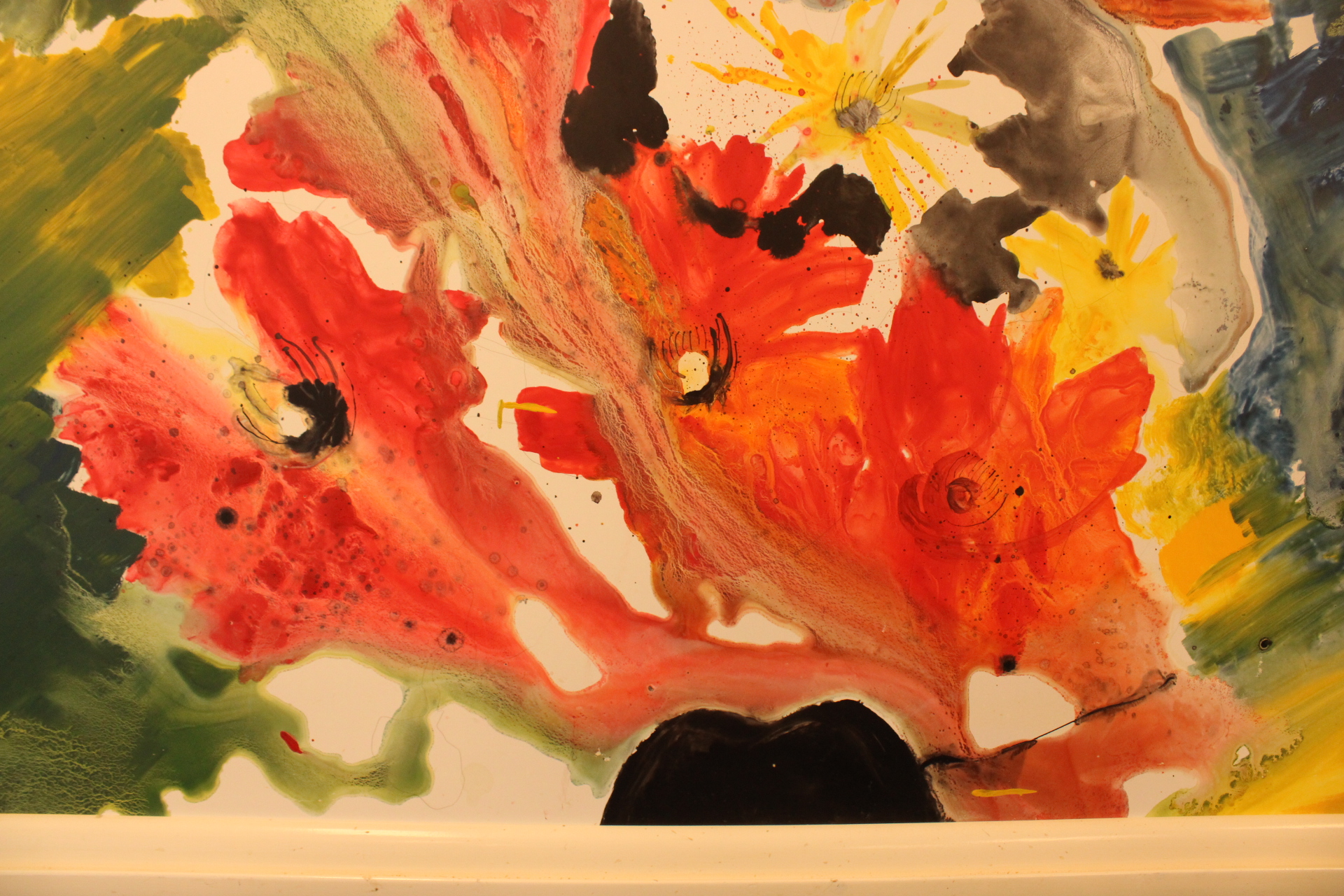 Abstract schilderij met bloemen in wit houten lijst – foto 9 – kavel bij GSD Auctions, Zoeterwoude