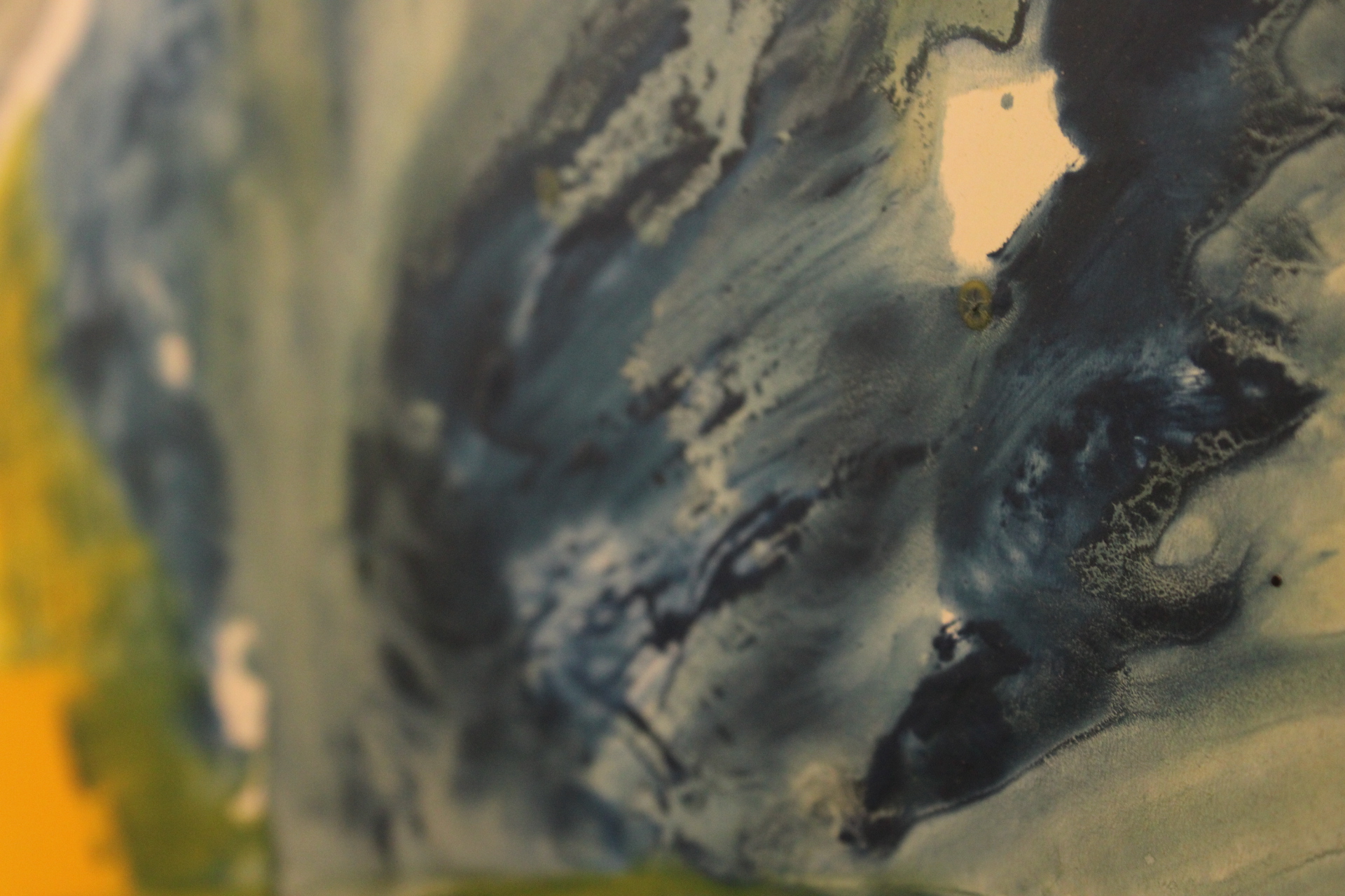 Abstract schilderij met bloemen in wit houten lijst – foto 12 – kavel bij GSD Auctions, Zoeterwoude