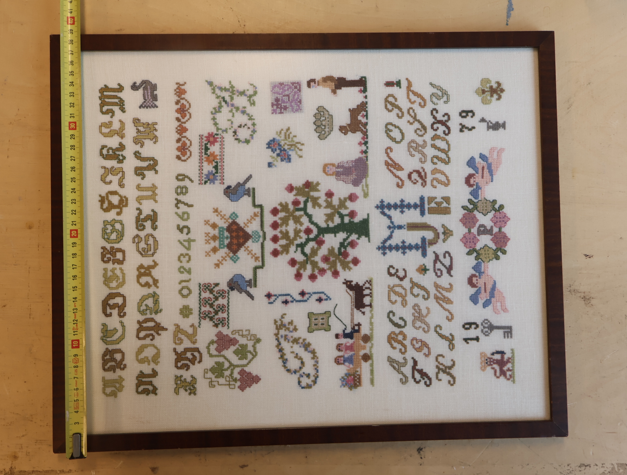 Gepresenteerde geborduurde alfabet en motieven – foto 6 – kavel bij GSD Auctions, Zoeterwoude