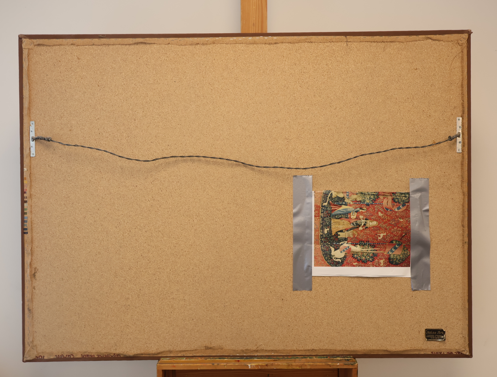 Geweven wandtapijt met middeleeuwse ridderfiguren – foto 5 – kavel bij GSD Auctions, Zoeterwoude