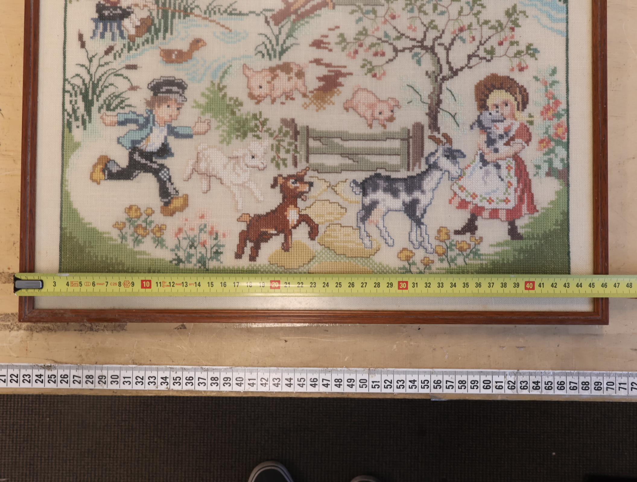 Borduurwerk met boerderijtafereel – foto 5 – kavel bij GSD Auctions, Zoeterwoude