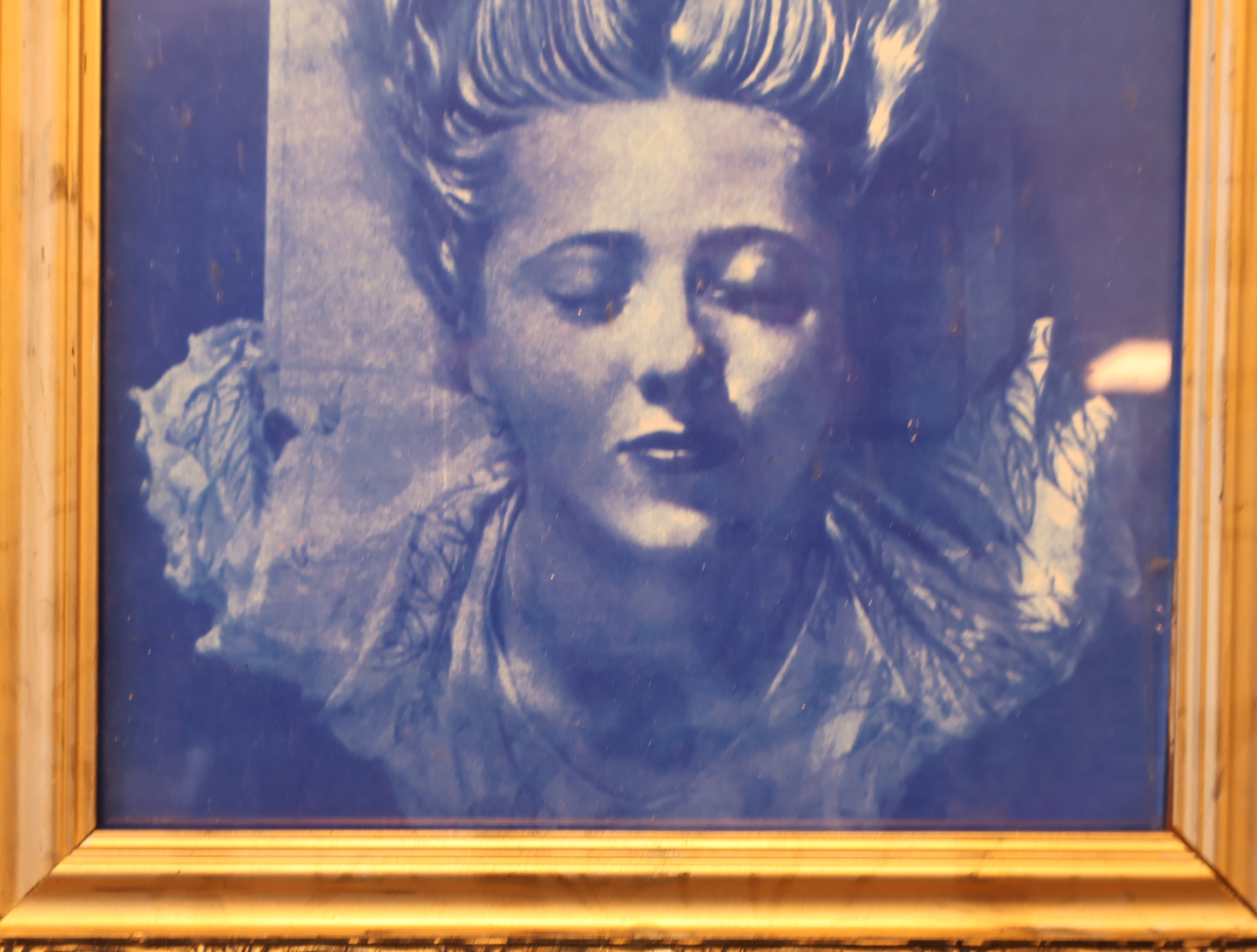 Blauw kunstwerk in houten lijst met vrouwenportret – foto 2 – kavel bij GSD Auctions, Zoeterwoude