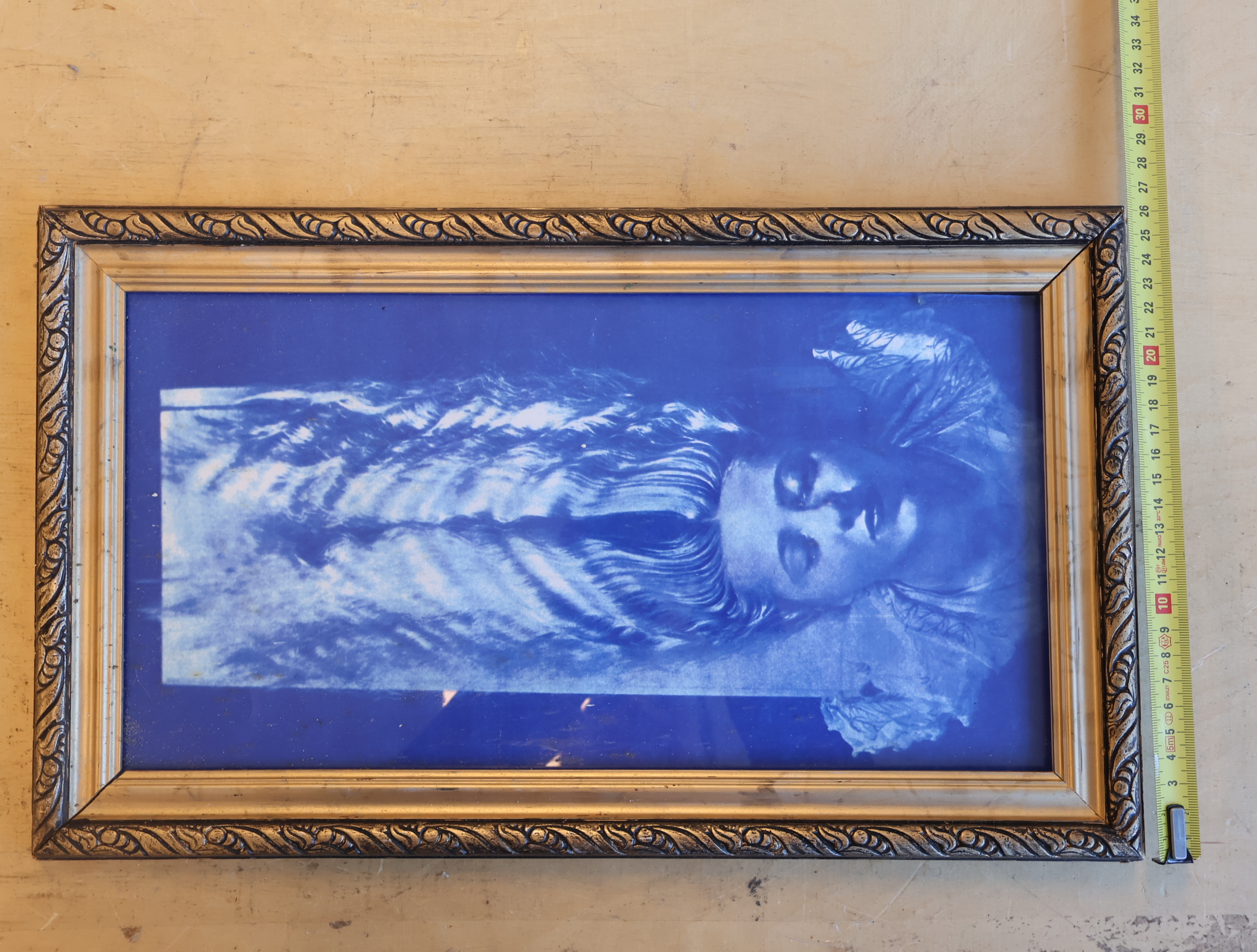 Blauw kunstwerk in houten lijst met vrouwenportret – foto 4 – kavel bij GSD Auctions, Zoeterwoude