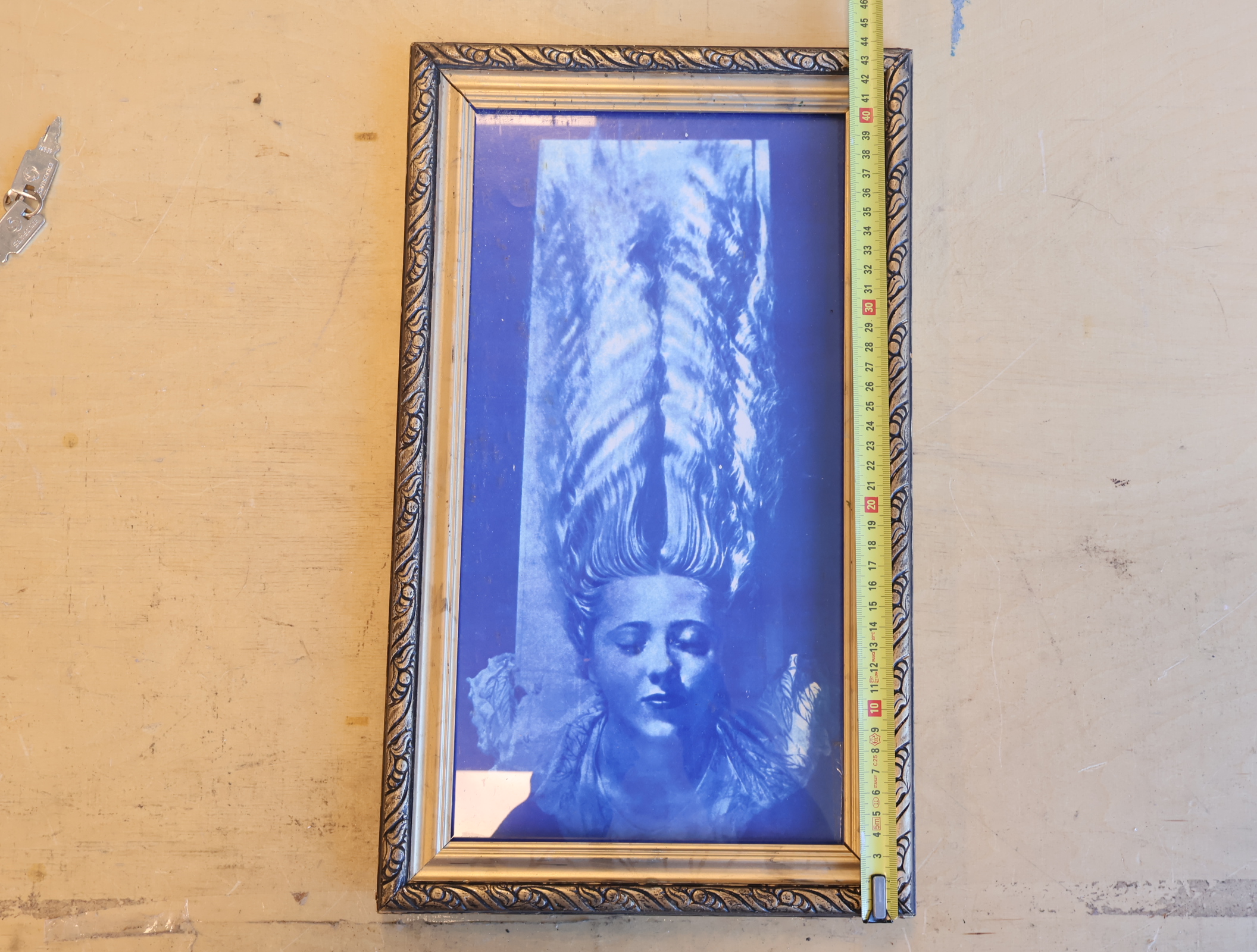 Blauw kunstwerk in houten lijst met vrouwenportret – foto 5 – kavel bij GSD Auctions, Zoeterwoude