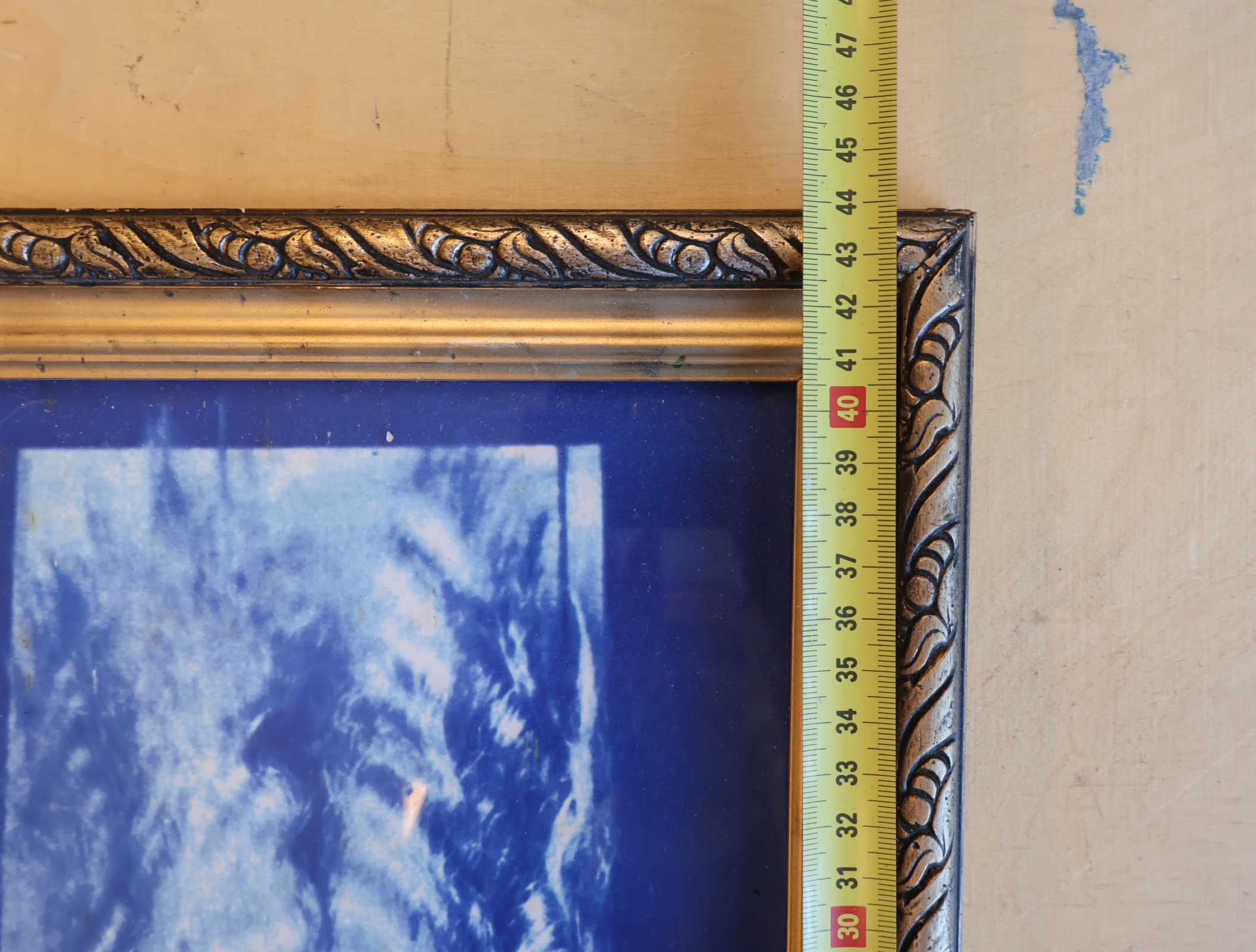 Blauw kunstwerk in houten lijst met vrouwenportret – foto 6 – kavel bij GSD Auctions, Zoeterwoude