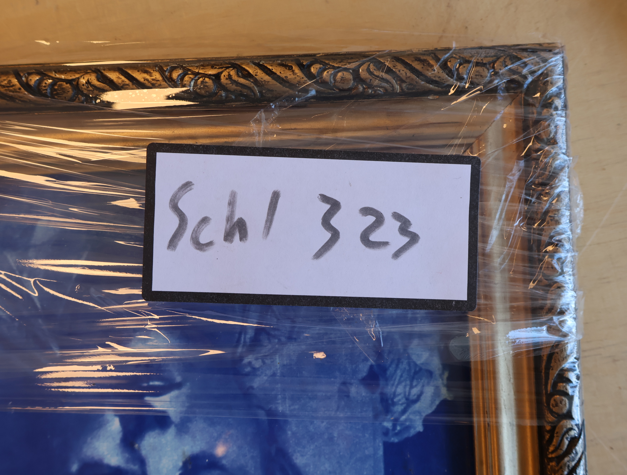Blauw kunstwerk in houten lijst met vrouwenportret – foto 7 – kavel bij GSD Auctions, Zoeterwoude