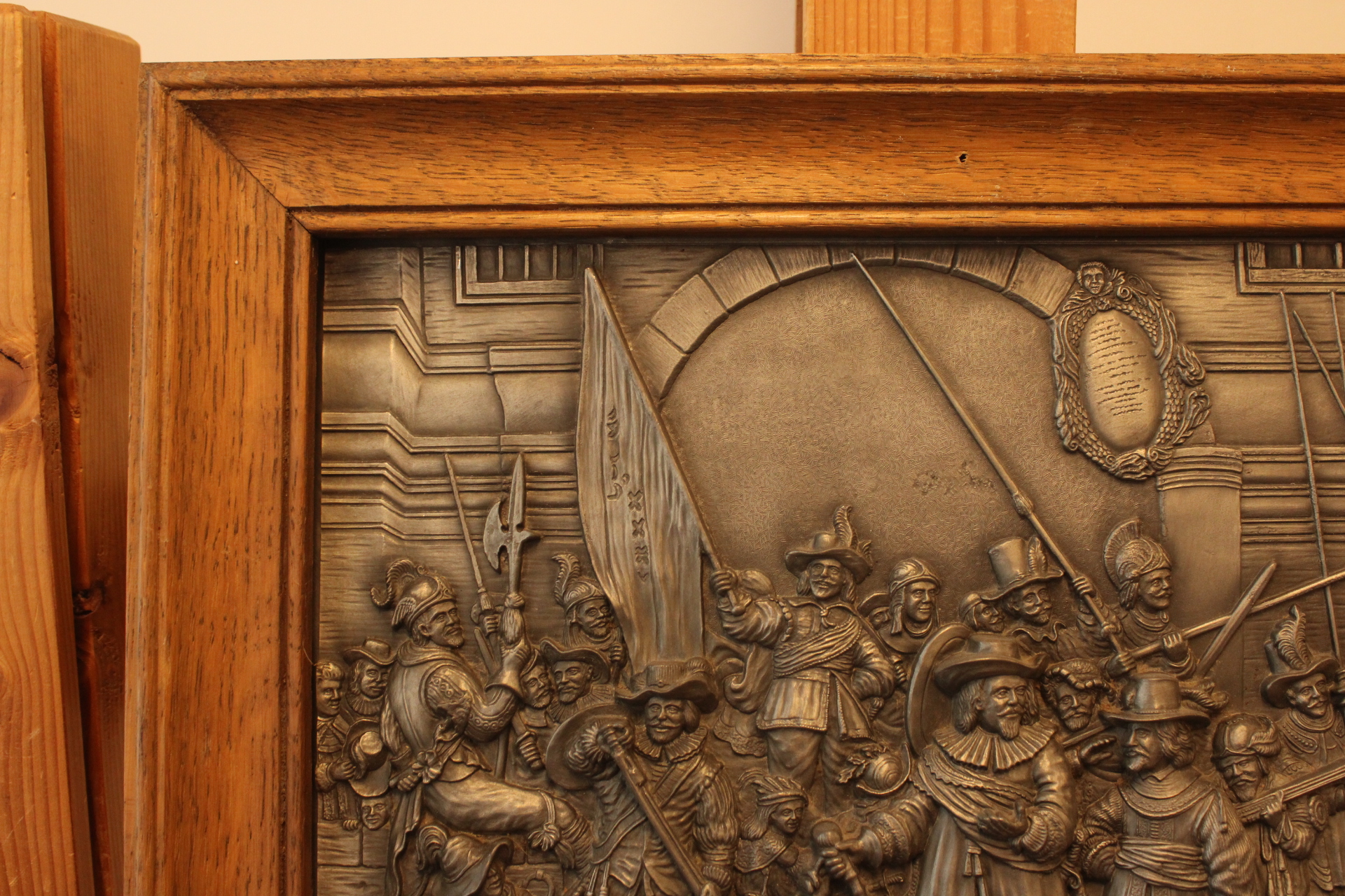 Reliefplaat 'De Nachtwacht' van Rembrandt van Rijn in houten lijst – foto 2 – kavel bij GSD Auctions, Zoeterwoude