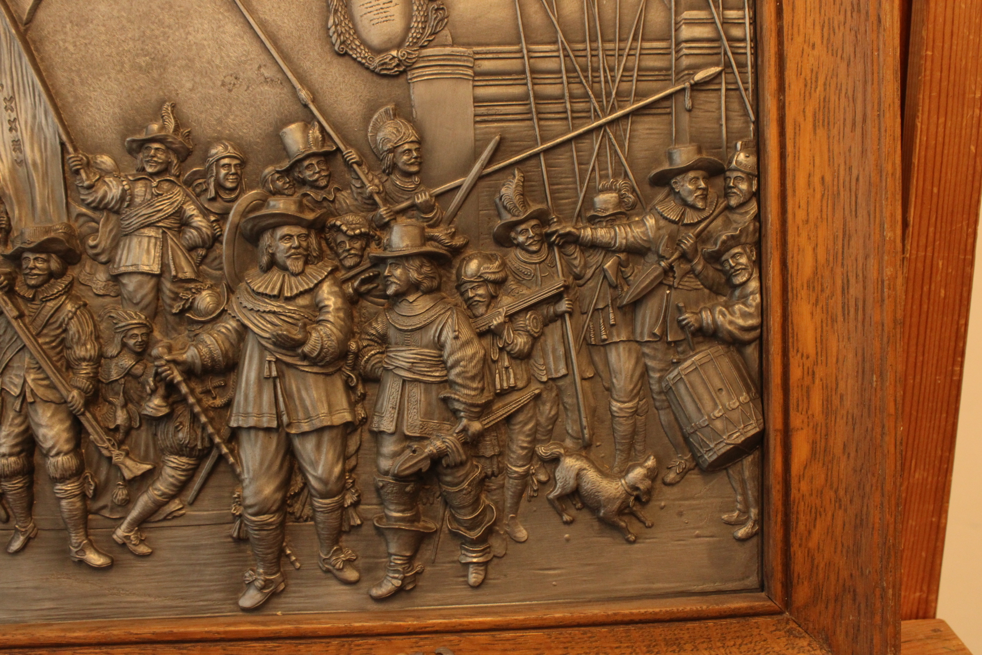 Reliefplaat 'De Nachtwacht' van Rembrandt van Rijn in houten lijst – foto 4 – kavel bij GSD Auctions, Zoeterwoude