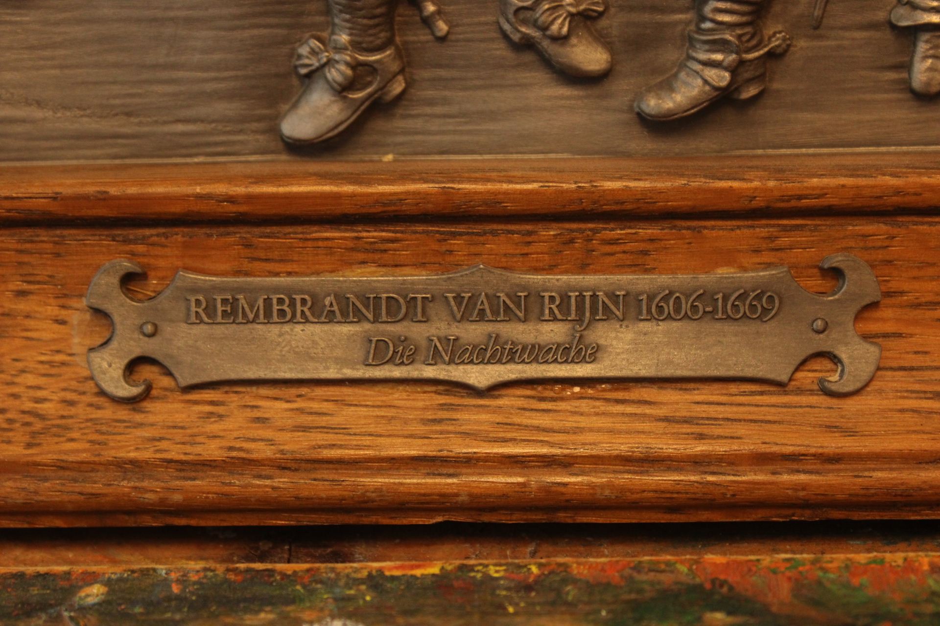 Reliefplaat 'De Nachtwacht' van Rembrandt van Rijn in houten lijst – foto 6 – kavel bij GSD Auctions, Zoeterwoude