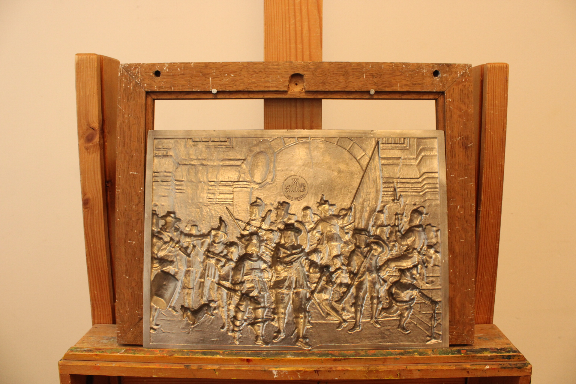 Reliefplaat 'De Nachtwacht' van Rembrandt van Rijn in houten lijst – foto 8 – kavel bij GSD Auctions, Zoeterwoude