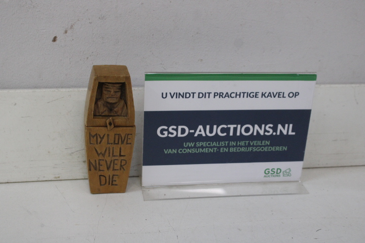 Houten beeld met opschrift "My Love Will Never Die" – foto 2 – kavel bij GSD Auctions, Zoeterwoude