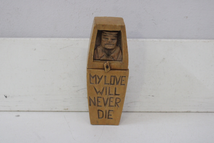 Houten beeld met opschrift "My Love Will Never Die" – foto 3 – kavel bij GSD Auctions, Zoeterwoude