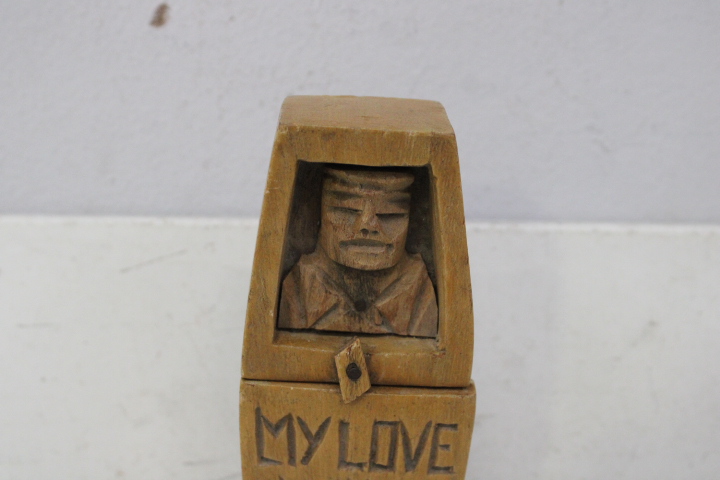 Houten beeld met opschrift "My Love Will Never Die" – foto 4 – kavel bij GSD Auctions, Zoeterwoude