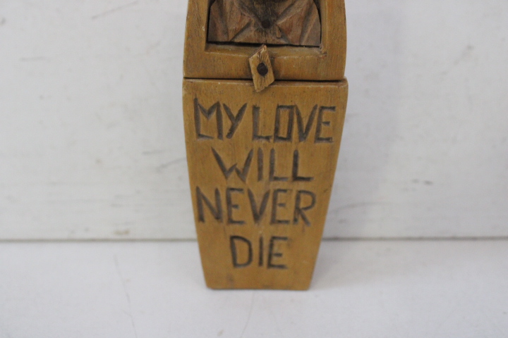 Houten beeld met opschrift "My Love Will Never Die" – foto 5 – kavel bij GSD Auctions, Zoeterwoude