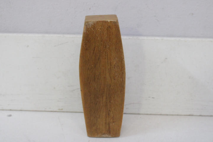 Houten beeld met opschrift "My Love Will Never Die" – foto 6 – kavel bij GSD Auctions, Zoeterwoude