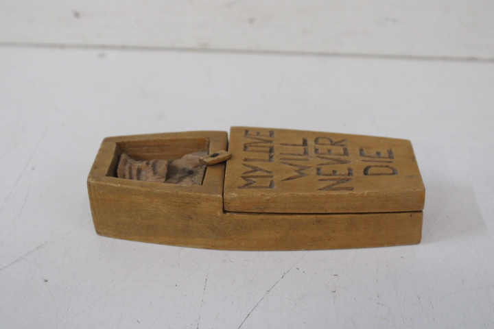 Houten beeld met opschrift "My Love Will Never Die" – foto 7 – kavel bij GSD Auctions, Zoeterwoude