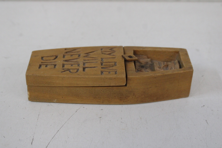 Houten beeld met opschrift "My Love Will Never Die" – foto 8 – kavel bij GSD Auctions, Zoeterwoude