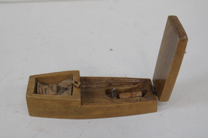 Houten beeld met opschrift "My Love Will Never Die" – foto 9 – kavel bij GSD Auctions, Zoeterwoude