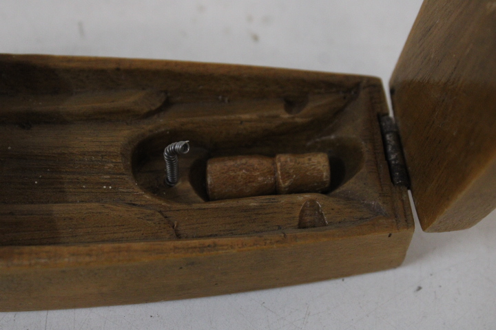 Houten beeld met opschrift "My Love Will Never Die" – foto 10 – kavel bij GSD Auctions, Zoeterwoude