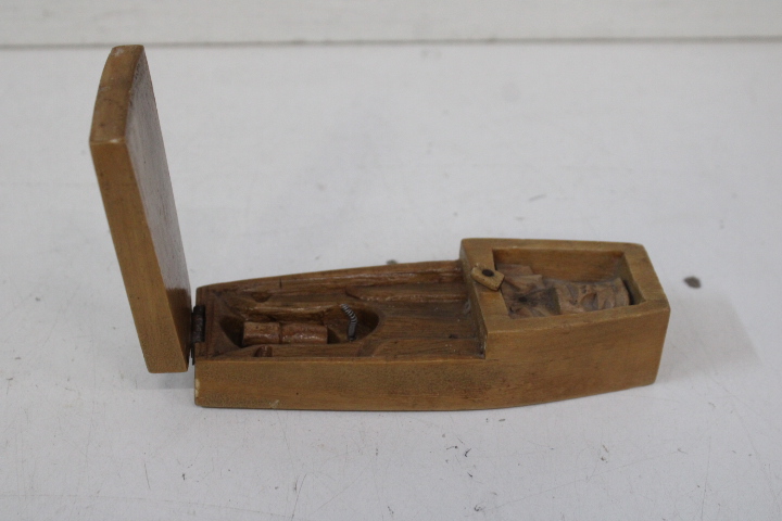Houten beeld met opschrift "My Love Will Never Die" – foto 11 – kavel bij GSD Auctions, Zoeterwoude