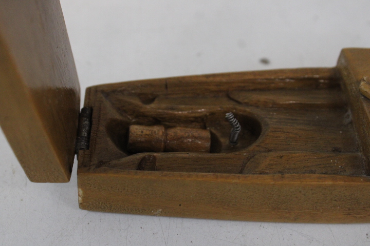 Houten beeld met opschrift "My Love Will Never Die" – foto 12 – kavel bij GSD Auctions, Zoeterwoude