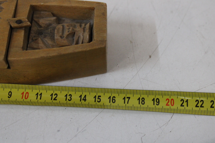 Houten beeld met opschrift "My Love Will Never Die" – foto 13 – kavel bij GSD Auctions, Zoeterwoude