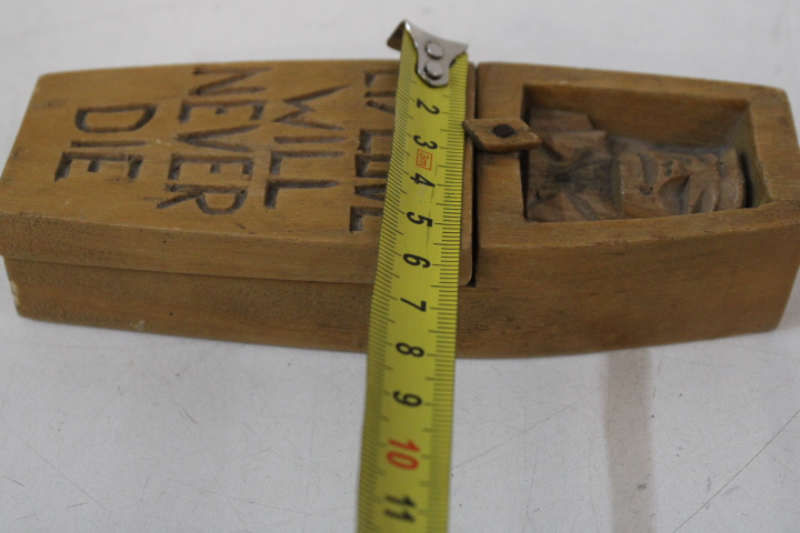 Houten beeld met opschrift "My Love Will Never Die" – foto 14 – kavel bij GSD Auctions, Zoeterwoude