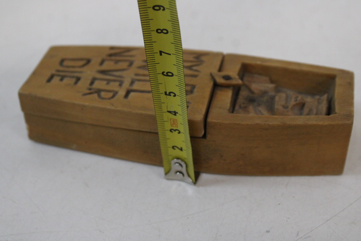 Houten beeld met opschrift "My Love Will Never Die" – foto 15 – kavel bij GSD Auctions, Zoeterwoude