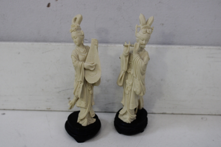 Set van 2 Ivoorkleurige Oosterse beelden – foto 6 – kavel bij GSD Auctions, Zoeterwoude