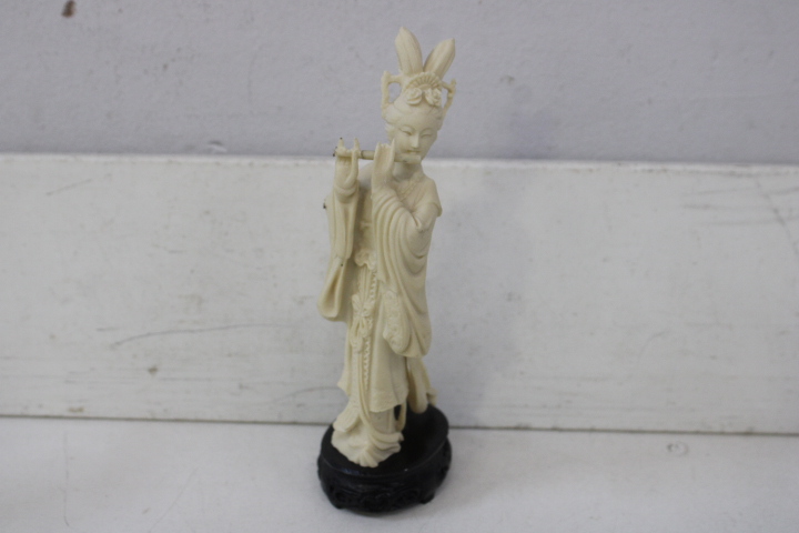 Set van 2 Ivoorkleurige Oosterse beelden – foto 7 – kavel bij GSD Auctions, Zoeterwoude