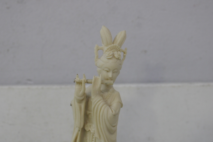 Set van 2 Ivoorkleurige Oosterse beelden – foto 8 – kavel bij GSD Auctions, Zoeterwoude