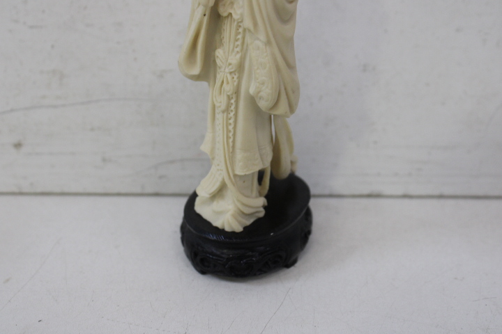 Set van 2 Ivoorkleurige Oosterse beelden – foto 9 – kavel bij GSD Auctions, Zoeterwoude