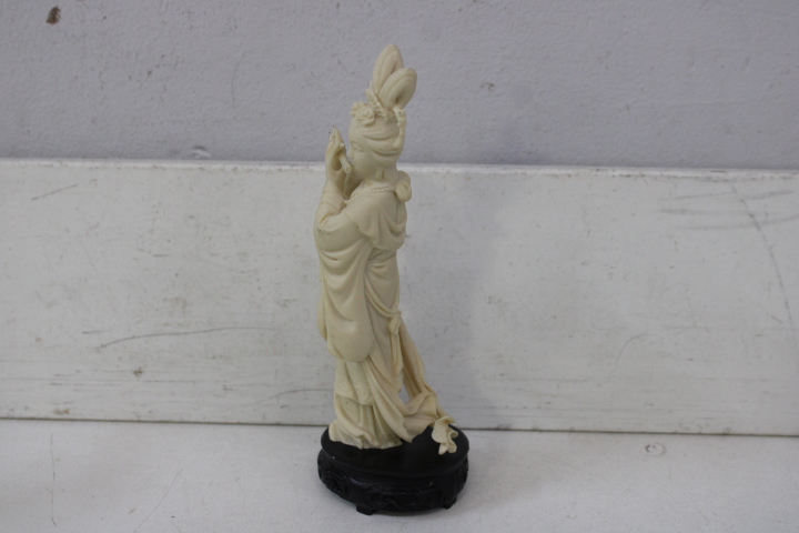 Set van 2 Ivoorkleurige Oosterse beelden – foto 10 – kavel bij GSD Auctions, Zoeterwoude