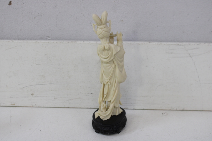 Set van 2 Ivoorkleurige Oosterse beelden – foto 11 – kavel bij GSD Auctions, Zoeterwoude