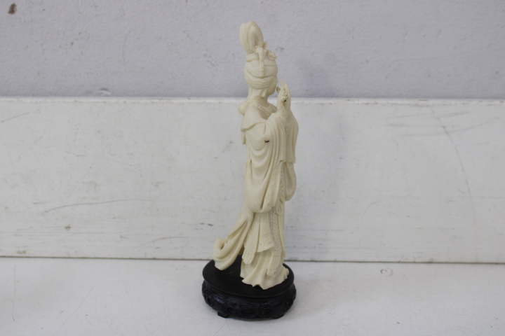 Set van 2 Ivoorkleurige Oosterse beelden – foto 12 – kavel bij GSD Auctions, Zoeterwoude