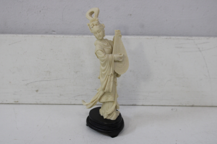 Set van 2 Ivoorkleurige Oosterse beelden – foto 14 – kavel bij GSD Auctions, Zoeterwoude