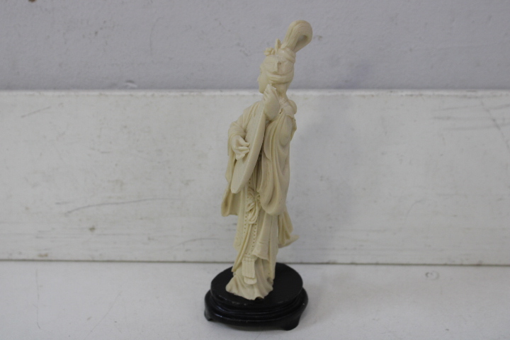 Set van 2 Ivoorkleurige Oosterse beelden – foto 16 – kavel bij GSD Auctions, Zoeterwoude