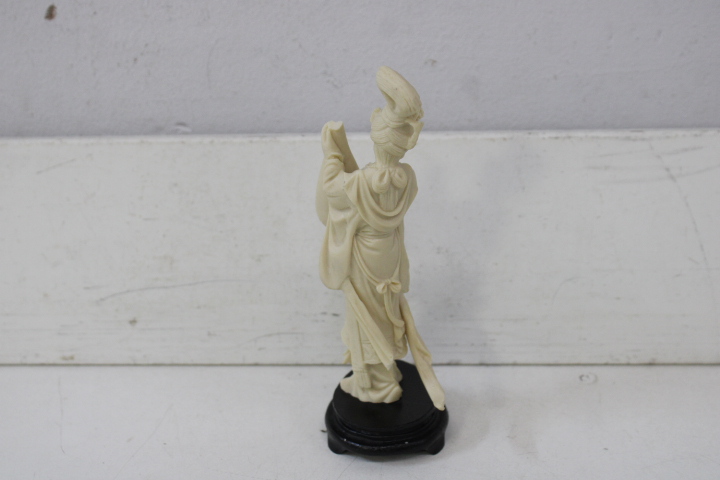 Set van 2 Ivoorkleurige Oosterse beelden – foto 17 – kavel bij GSD Auctions, Zoeterwoude