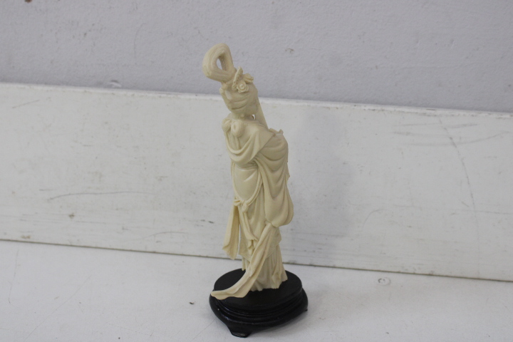 Set van 2 Ivoorkleurige Oosterse beelden – foto 18 – kavel bij GSD Auctions, Zoeterwoude