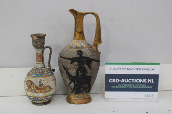 Twee Griekse stijl kruiken met schilderingen – foto 2 – kavel bij GSD Auctions, Zoeterwoude