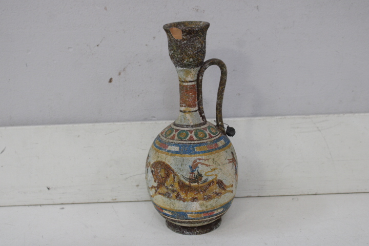 Twee Griekse stijl kruiken met schilderingen – foto 4 – kavel bij GSD Auctions, Zoeterwoude