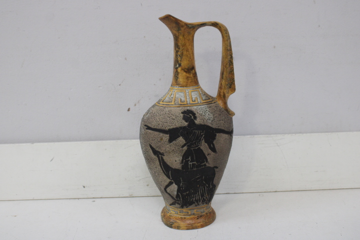 Twee Griekse stijl kruiken met schilderingen – foto 13 – kavel bij GSD Auctions, Zoeterwoude