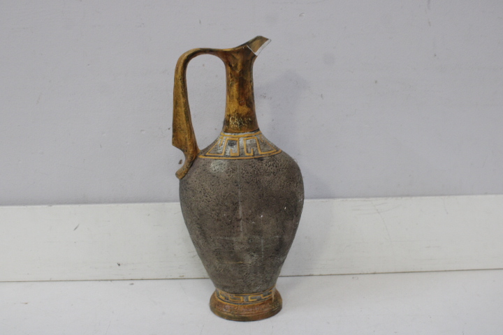 Twee Griekse stijl kruiken met schilderingen – foto 15 – kavel bij GSD Auctions, Zoeterwoude