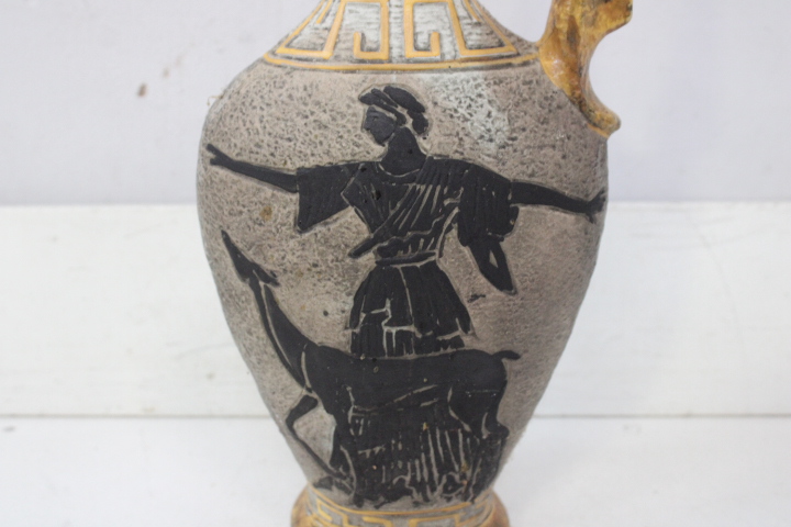 Twee Griekse stijl kruiken met schilderingen – foto 19 – kavel bij GSD Auctions, Zoeterwoude