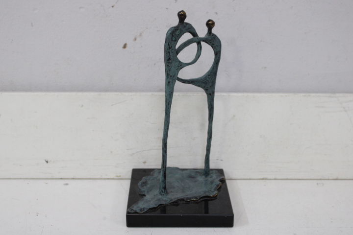 Abstract bronzen beeld op zwart marmeren voet – foto 3 – kavel bij GSD Auctions, Zoeterwoude