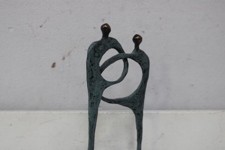 Abstract bronzen beeld op zwart marmeren voet – foto 4 – kavel bij GSD Auctions, Zoeterwoude