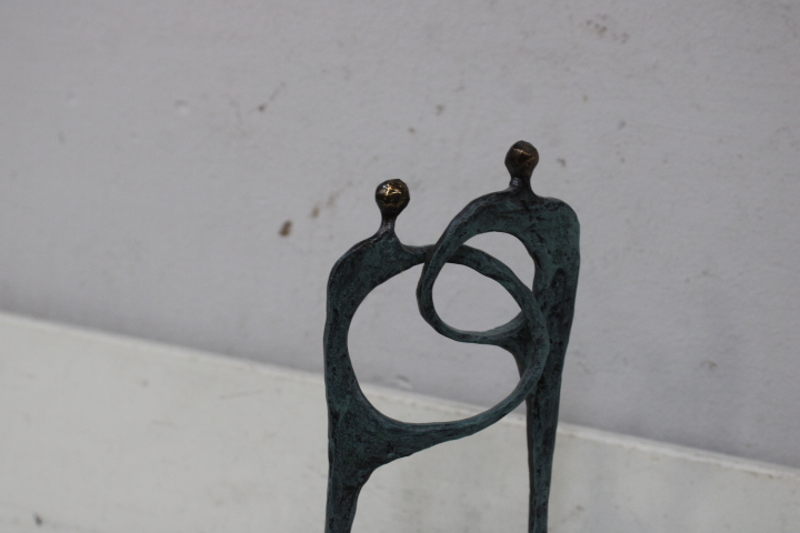 Abstract bronzen beeld op zwart marmeren voet – foto 8 – kavel bij GSD Auctions, Zoeterwoude