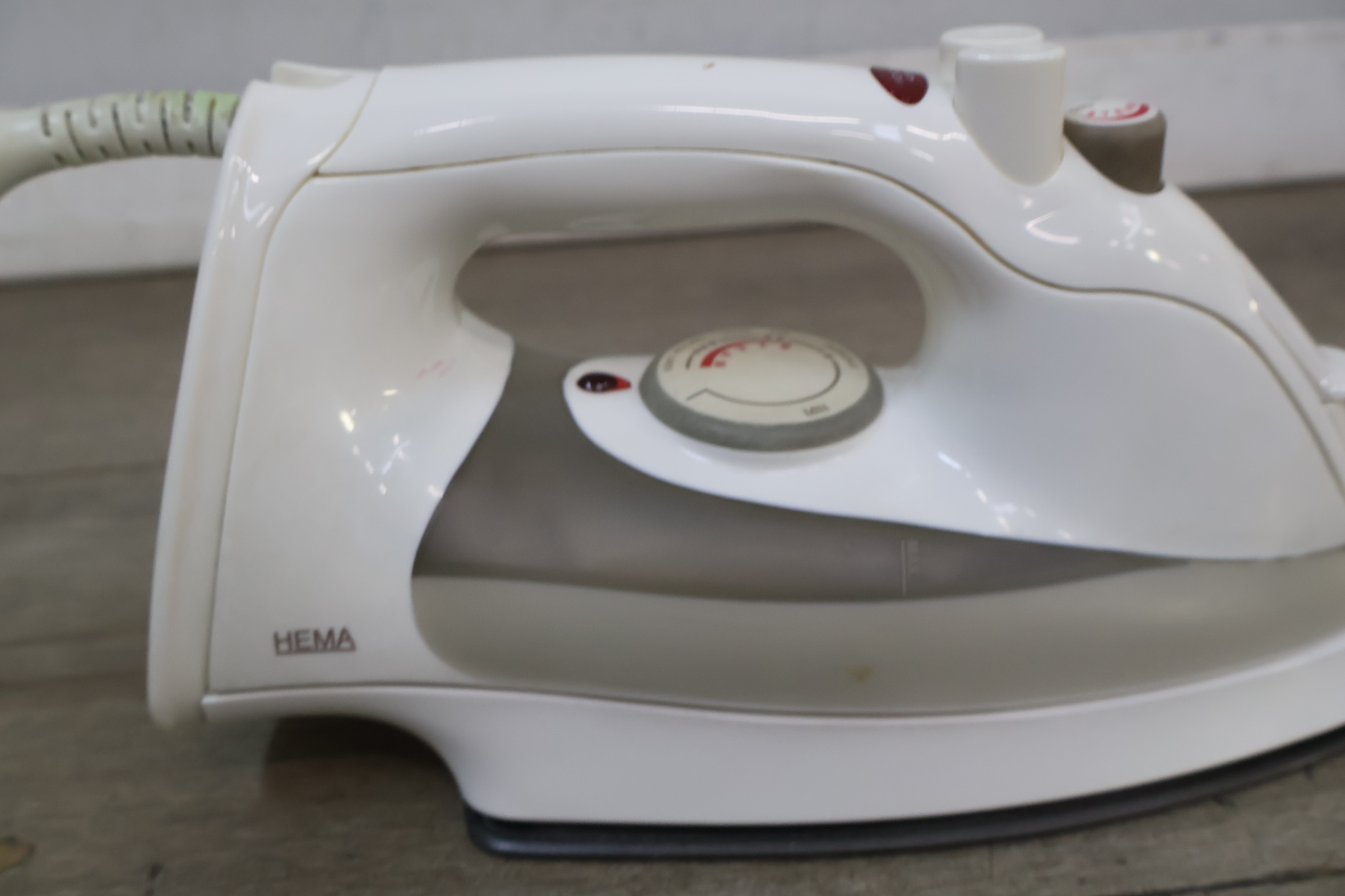 HEMA Stoomstrijkijzer Luxe' – foto 9 – kavel bij GSD Auctions, Zoeterwoude