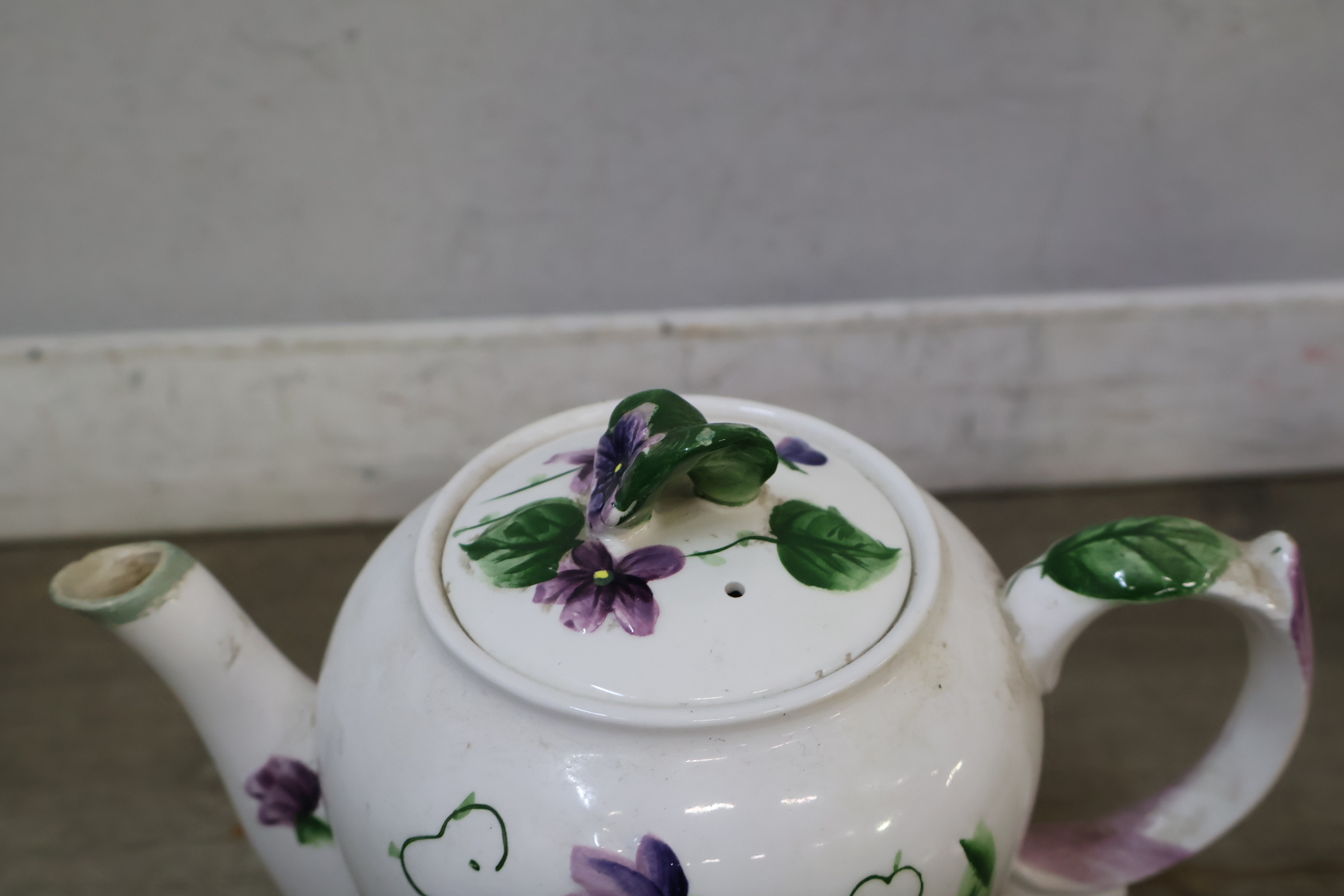 Porseleinen theepot en bloempot' – foto 6 – kavel bij GSD Auctions, Zoeterwoude