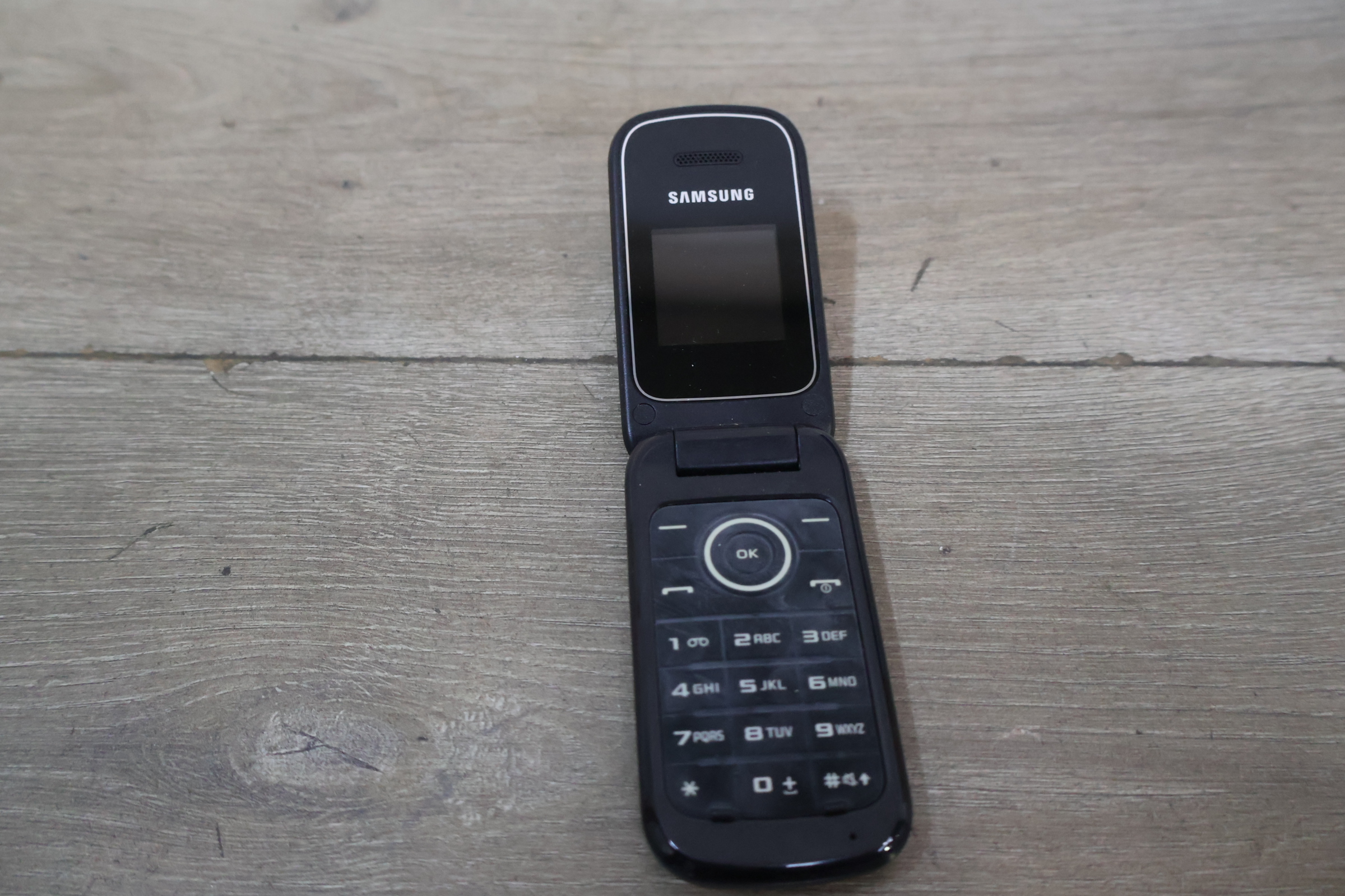 Samsung GT-E1270 klaptelefoon' – foto 3 – kavel bij GSD Auctions, Zoeterwoude
